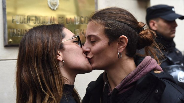 Casación absolvió a la mujer que había sido condenada por resistencia a la autoridad tras besar a su esposa  en la estación Constitución