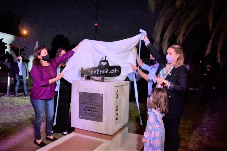 Los 44 marinos desaparecidos en el ARA San Juan fueron homenajeados con un monumento en la Plazoleta de los Caídos