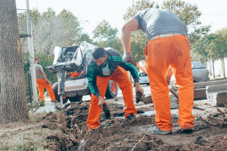 Repararon cordones cuneta en Barrio Rucci