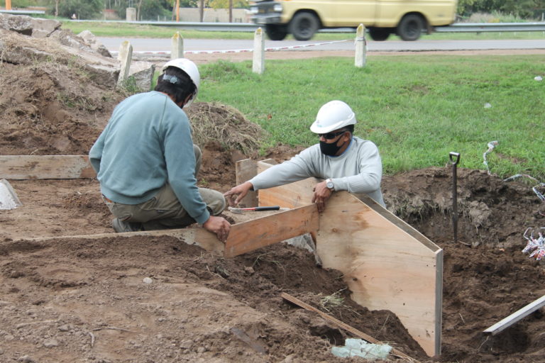 Para resolver el problema de inundación en el ingreso del Barrio La Loma construyen un canal de desagüe