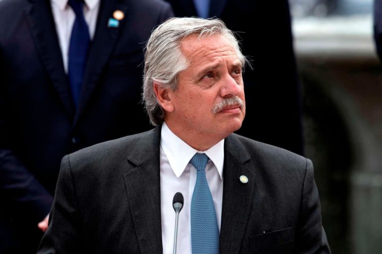Alberto Fernández anunció un bono de $15.000 para la AUH y a monotributistas de las categorías más bajas para las zonas donde rigen las nueva restricciones