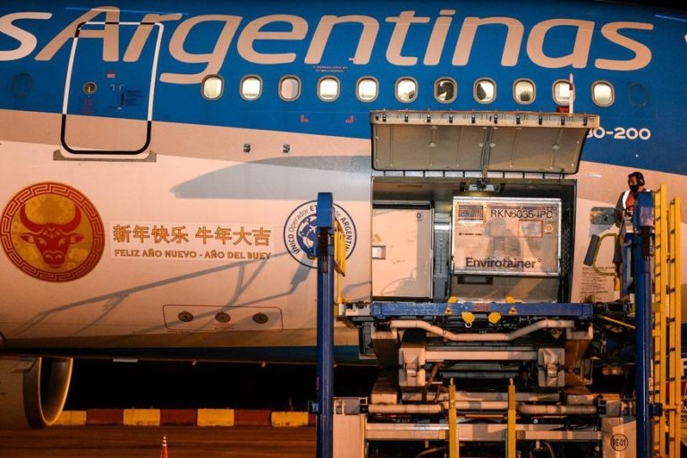 Tres vuelos traerán un millón de dosis de la vacuna SINOPHARM a la Argentina