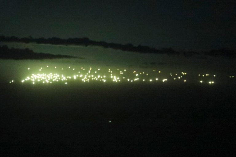 Pesca ilegal: una ciudad flotante se mueve por los límites de la zona argentina