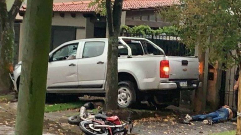 Un hombre persiguió a dos motochorros que le hicieron una salidera en Rosario: los atropelló con su camioneta y mató a uno de ellos
