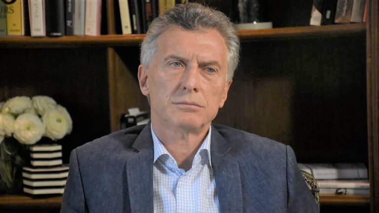 El Gobierno denunció a Mauricio Macri por el supuesto envío de material bélico a Bolivia