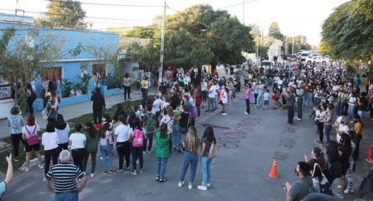 “Polémica por un fallo judicial en Victorica”: Hubo masiva movilización y desde SIPREN repudiaron amenazas contra un conocido locutor