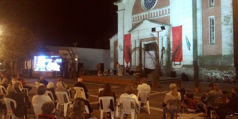 Con un gran marco de público, se cerró el viernes santo con la obra “La Pasión” frente a la Parroquia