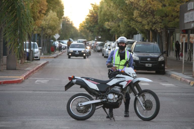 Personal de la Comisaría Primera socorrió a una joven que atravesaba una crisis en la rotonda de Pueblo Nuevo
