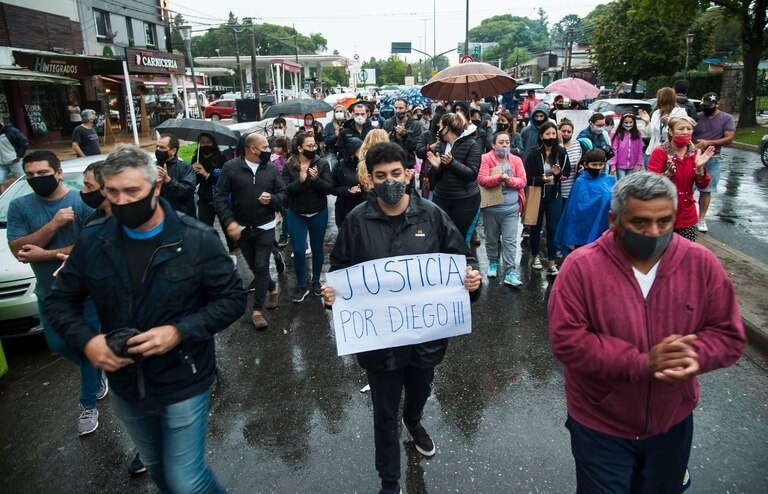 Masiva marcha bajo la lluvia para pedir la liberación del hombre que persiguió, atropelló y mató a dos motochorros en Rosario