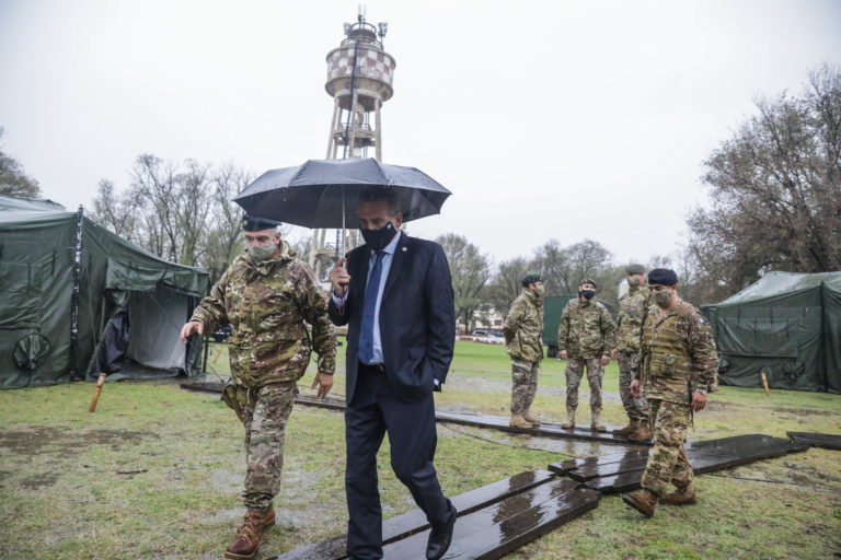 Rossi junto a Ziliotto reconoció el trabajo del personal militar de apoyo a la comunidad y asistencia sanitaria del Plan Federal de vacunación