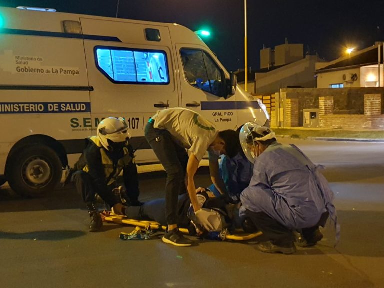 Quinto accidente del día: otro choque de motos y una mujer fue hospitalizada en barrio Federal