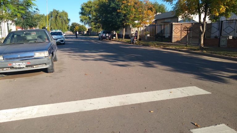 General Pico: Una mujer intentó esquivar a un grupo de perros con su moto y termino chocando contra un auto estacionado
