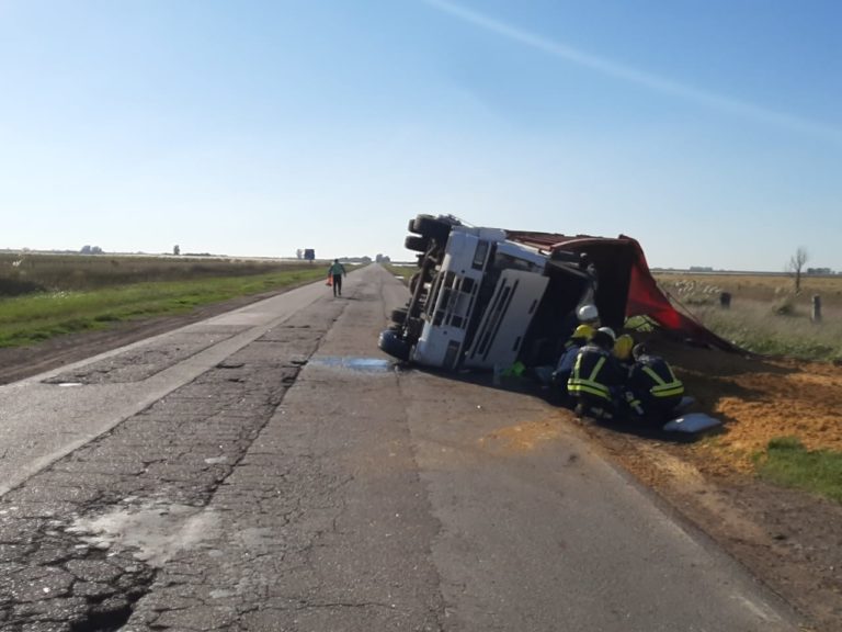 Accidente en Ruta 188: Un camionero que intentaba evitar los pozos del camino terminó volcando en la banquina
