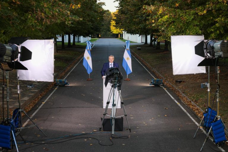 Fernández anuncio la suspensión en todo el país de los viajes grupales