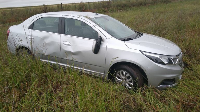 Despiste y vuelco en la curva de Trebolares: Un hombre y una mujer salieron ilesos