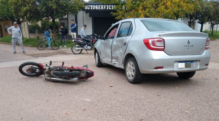 Fuerte choque entre auto y moto en barrio El Molino