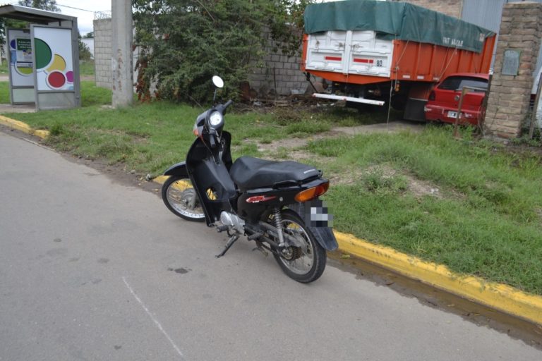 Otro accidente en General Pico: Una mujer intentó esquivar un perro y terminó cayendo de su moto