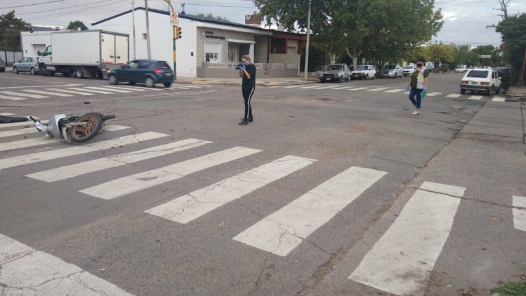 General Pico: Un menor cruzó semáforo en rojo, dobló en contramano y terminó chocando