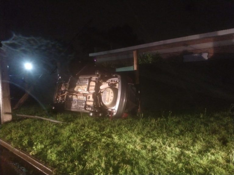 Volcó un auto en la madrugada y su conductor resultó ileso