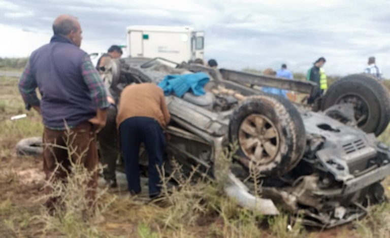 Roce de vehículos y vuelco fatal en Ruta 20: Falleció una mujer de 57 años