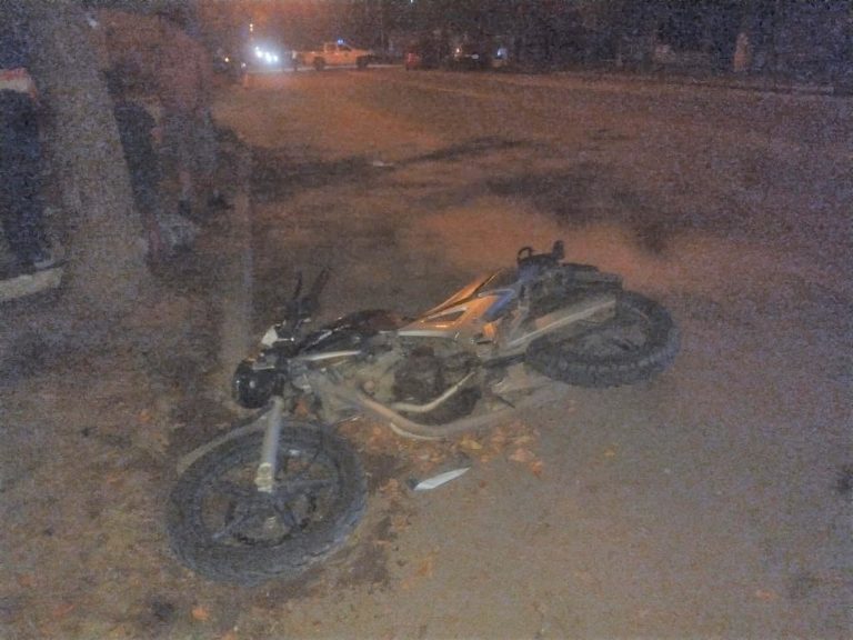 Choque entre auto y moto en calle 40 y 29 bis: Joven motociclista fue hospitalizado