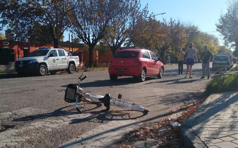 Choque entre auto y bicicleta en barrio Roca: Mujer ciclista fue trasladada al Hospital