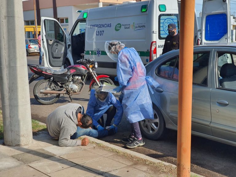Motociclista accidentado a metros de la puerta de ingreso al Hospital Gobernador Centeno