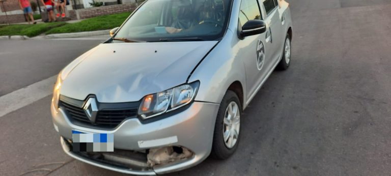 Fuerte choque entre remis y moto en barrio Federal: El conductor del rodado menor abandonó el lugar y su acompañante tuvo que ser hospitalizado