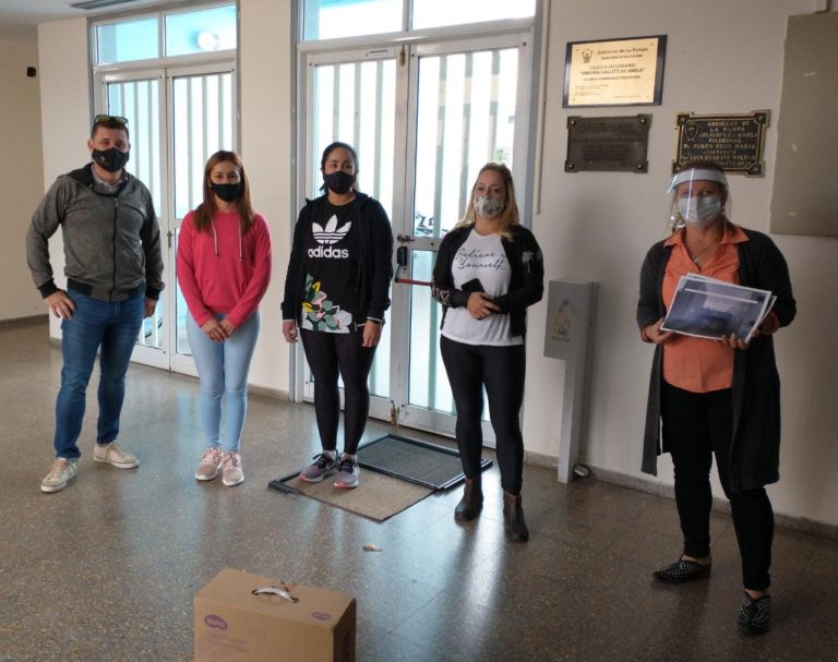 Son de la promoción 2001 de un colegio piquense y se juntaron para realizar una valiosa donación a la institución
