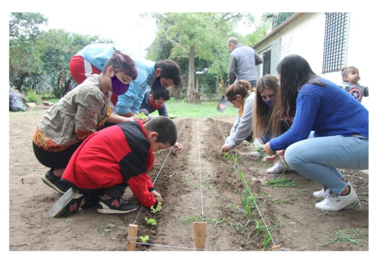 Residentes del hogar de mujeres trabajan en un proyecto de huerta