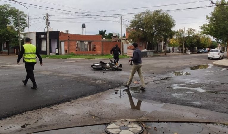 Fuerte choque en calle 13 y 2: Un motociclista fue trasladado al Hospital