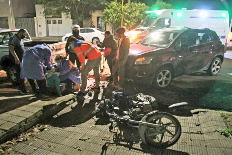 Camioneta ingresaba a su garage cuando fue colisionada por una moto: Motociclista y mujer acompañante fueron hospitalizados con lesiones