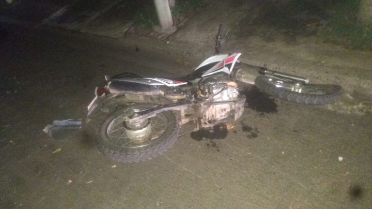 Fuerte choque en calle 31 y Avenida San Martín: Motociclista fue hospitalizado con posible fractura en una de sus piernas