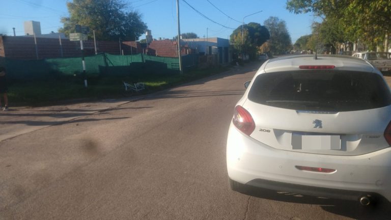 Una bicicleta chocó a un auto en calle 30 y 5: Una menor de edad fue trasladada al Hospital
