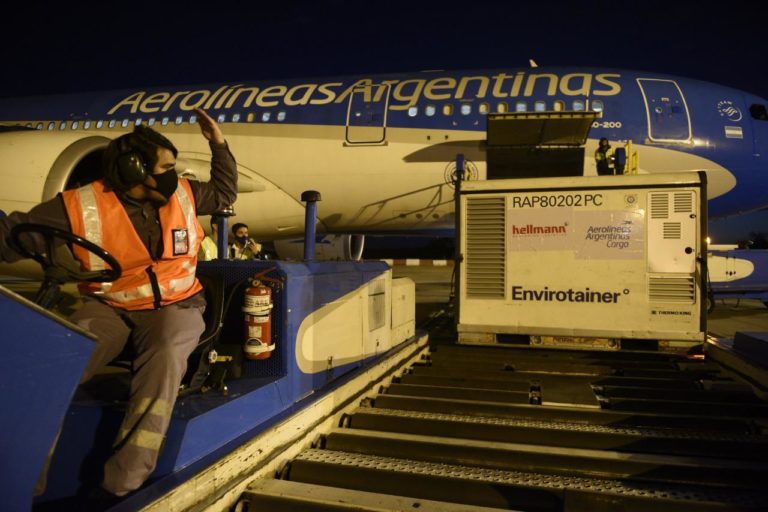Llegó un segundo vuelo de Aerolíneas Argentinas que trajo de China otras 371.200 dosis de vacunas SINOPHARM