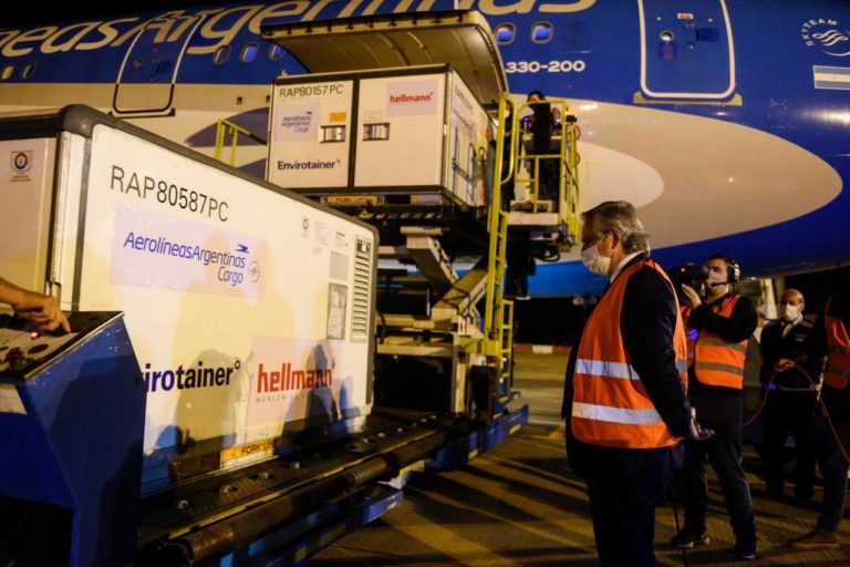 Alberto Fernández supervisó en Ezeiza la llegada de un millón de dosis de SINOPHARM