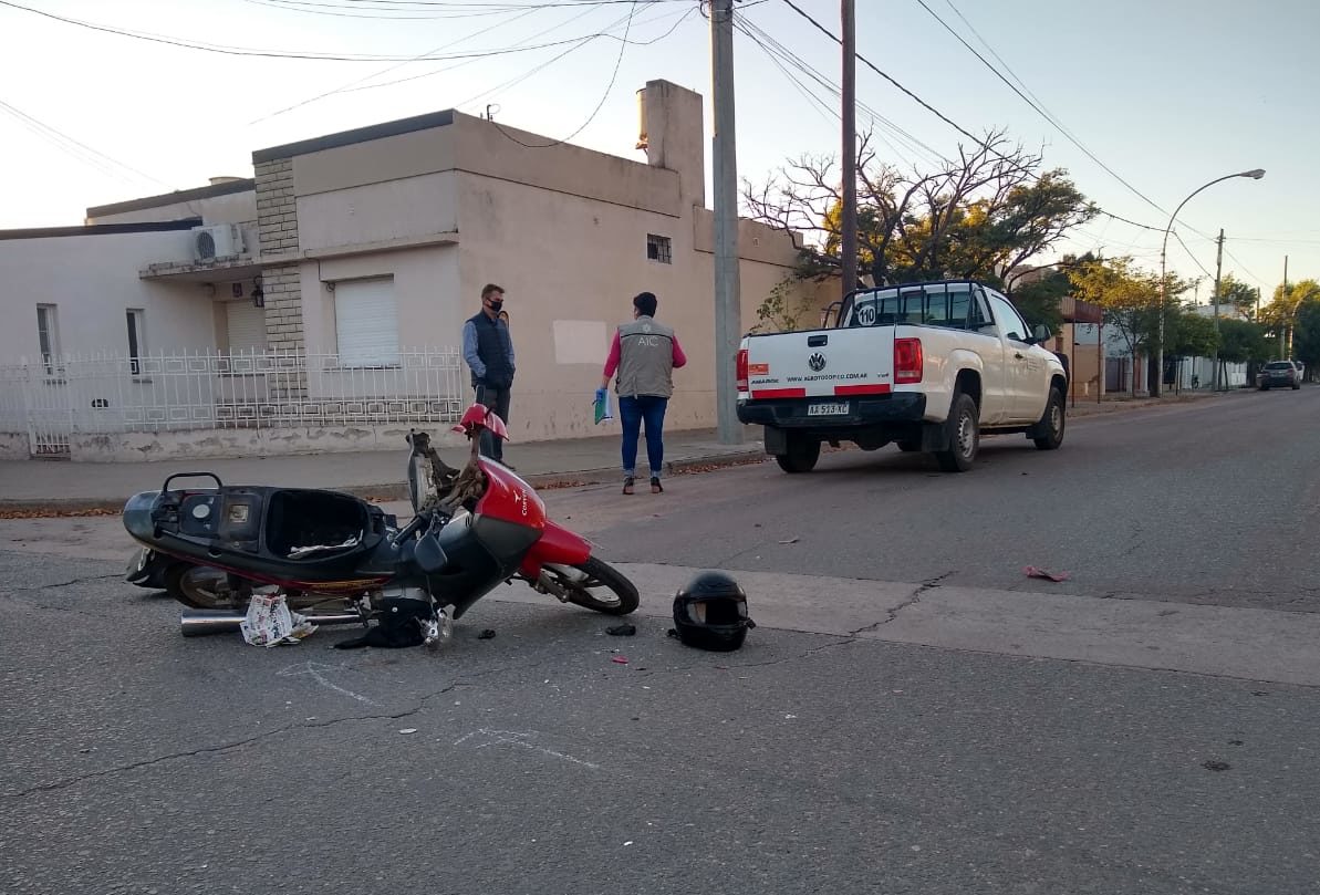 Accidente de tránsito entre una motocicleta y una pick-up en las calles 20 y 105