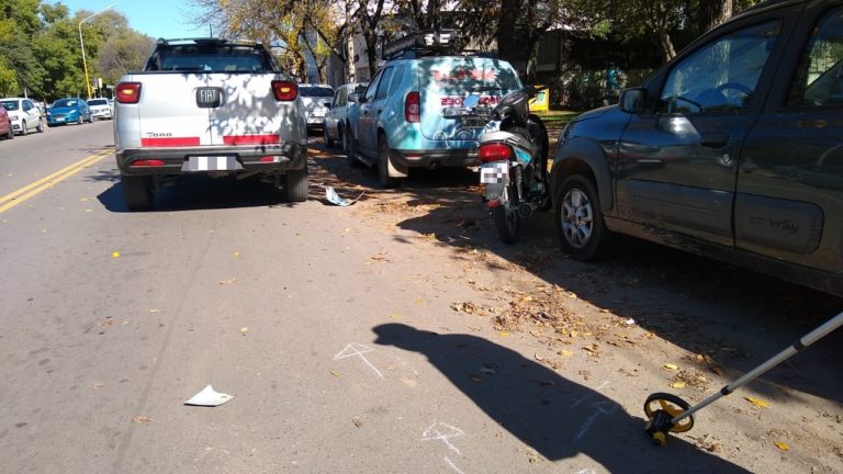 Esperaba a que se ponga el semáforo en verde y fue chocada desde atrás por una moto: Dos jóvenes fueron hospitalizados