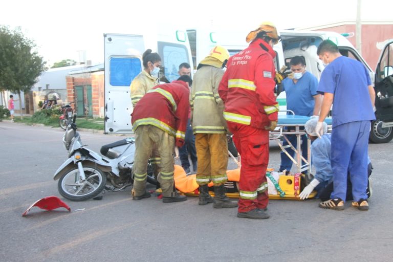 Chocaron dos motos: Una de ellas se dio a la fuga y dejó a una mujer tirada y herida sobre la cinta asfáltica