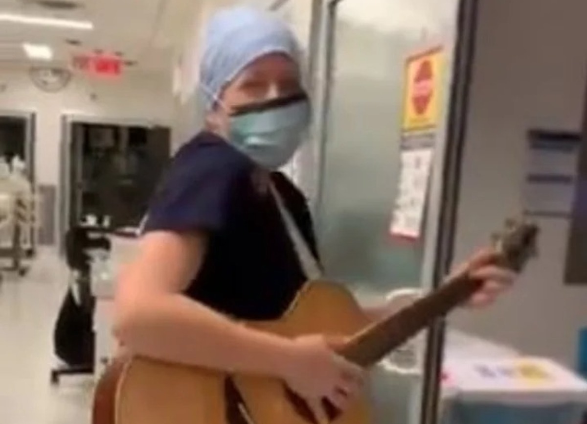 Canadá: “No estás solo”, el video viral de la enfermera que canta y toca la guitarra a los pacientes con Covid-19
