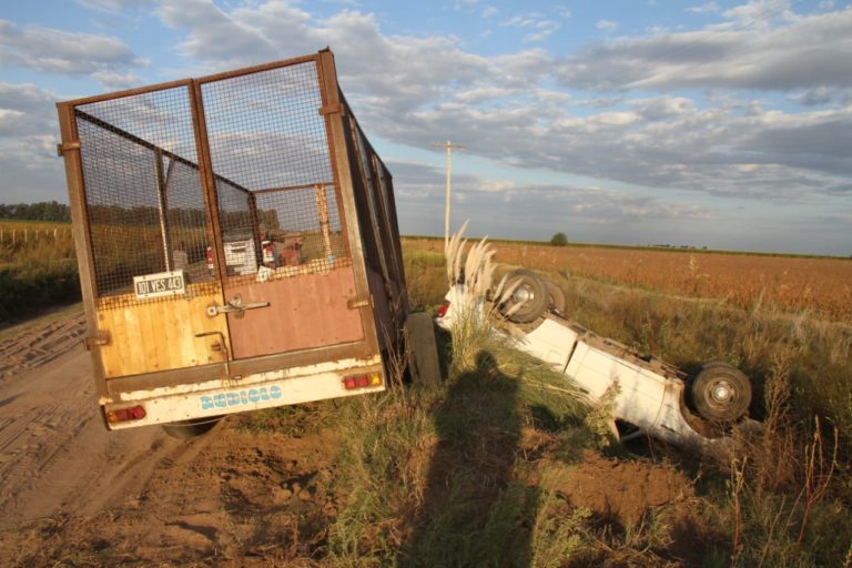 Volcó una camioneta en camino vecinal en cercanías de General Pico