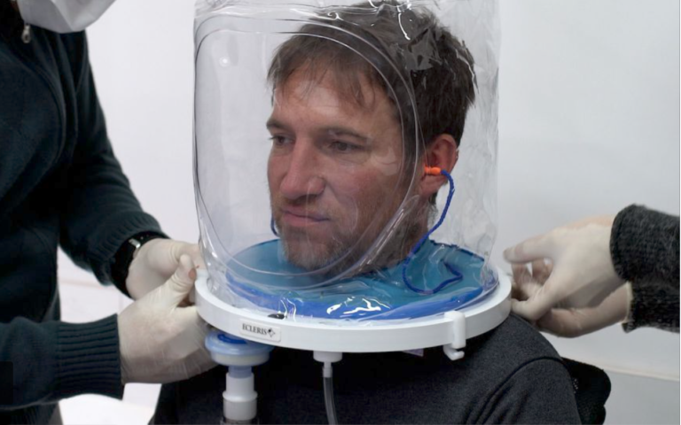 Cómo es el casco creado por argentinos que reduce el uso de terapias intensivas