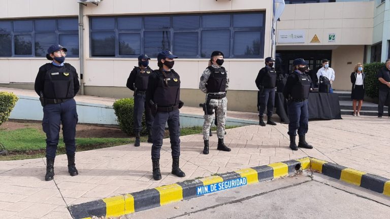 Chalecos antibalas e indumentaria para todo el personal femenino de la Policía de La Pampa: “Tienen una protección especial, adaptado a la figura de la mujer”