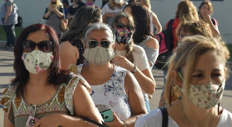 Mendoza: los docentes de grupo de riesgo que están vacunados deben volver a las aulas y los gremios convocaron a un paro