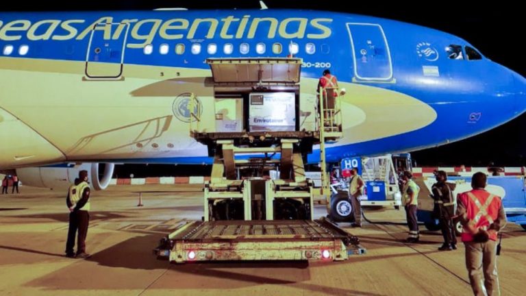 Llegó otro vuelo de Aerolíneas Argentinas con 384 mil dosis de vacunas SINOPHARM