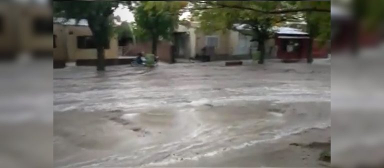 Cayeron unos 130 milímetros en General Acha: Mirá las imágenes del “río” por las calles y de los autos arrastrados