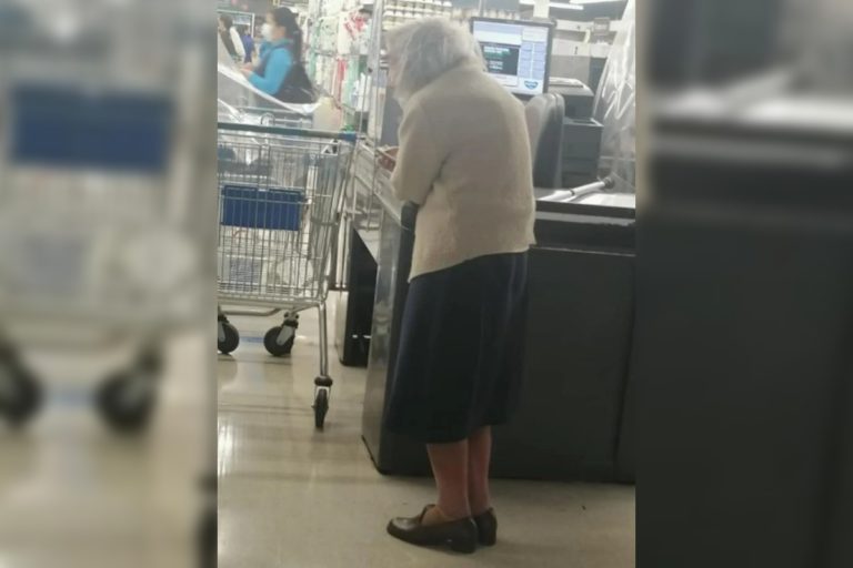 Video: rechazaron a una abuela de 100 años en un supermercado de Chile porque no tenía el permiso Covid-19