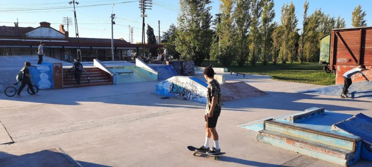 Comienza la escuelita de skate en el skate park de General Pico