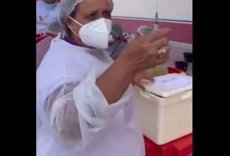 Covid-19 en Brasil: escándalo tras el video de una enfermera que afirma usar hasta 10 veces la misma aguja mientras vacuna a un anciano