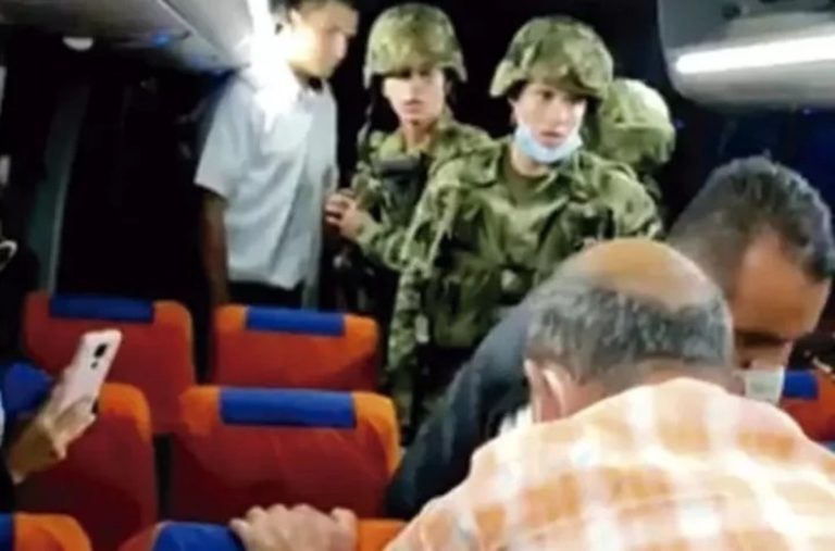 Video: pasajeros de un bus en Colombia lincharon y mataron a golpes al ladrón que quiso asaltarlos